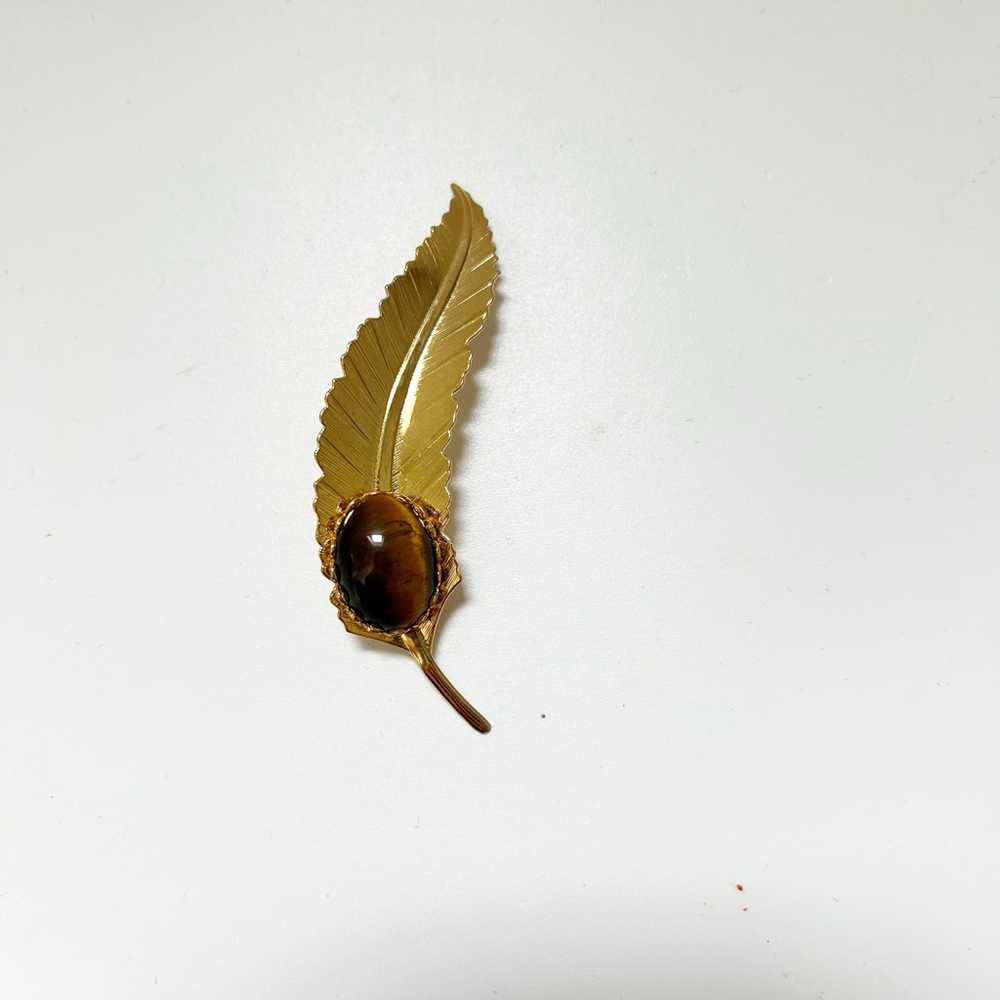 90โs Vintage Gold Toned Leaf Brooch w/ Tigers Eye Stone